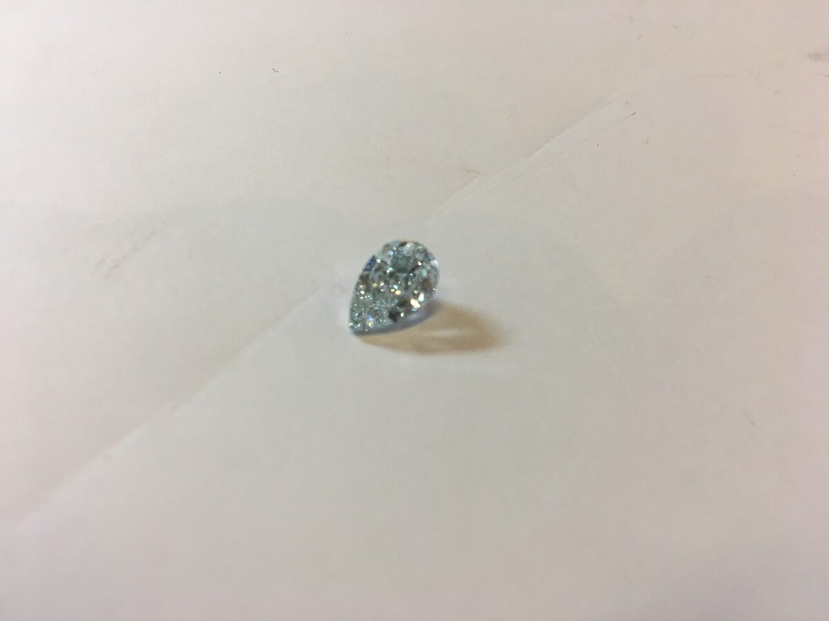 Бриллиант формы груша небесно голубого цвета. Из личного архива автора.