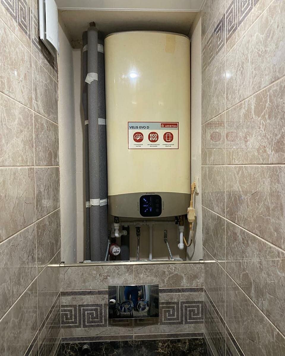 Установили роллету с пружинным механизмом в санузле. Фото до и после.