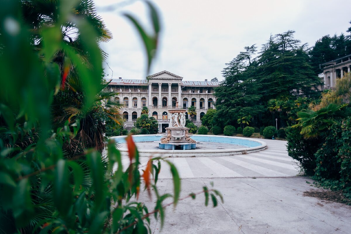 Собственно сам санаторий. Днем тут сложно будет сделать такой безлюдный кадр, территория переполнена туристами и свадьбами