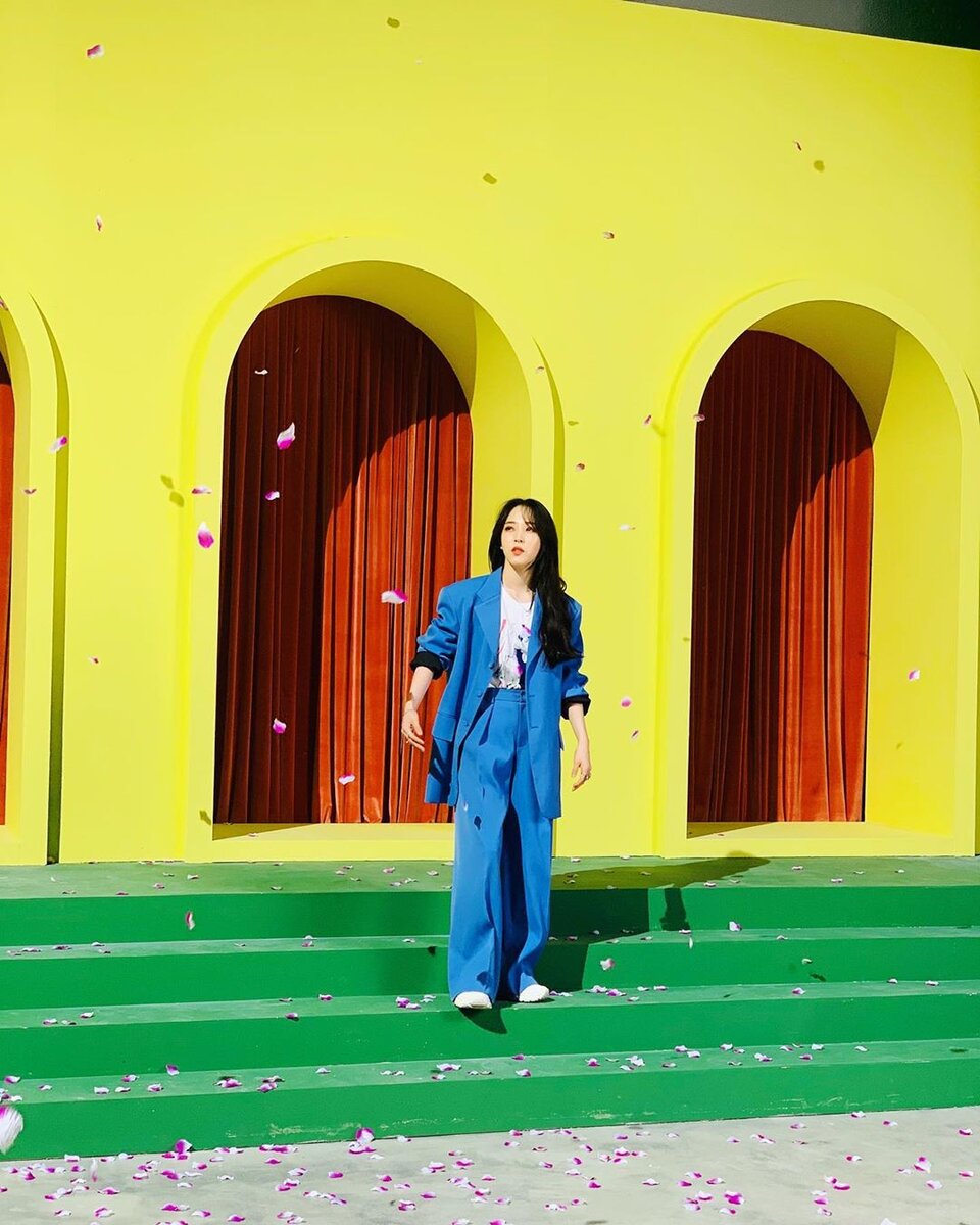 Очень удачный костюм у Мунбёль из MAMAMOO. Красивый голубой цвет, а также интересный фасон оверсайз - все делает данный лук удачным.