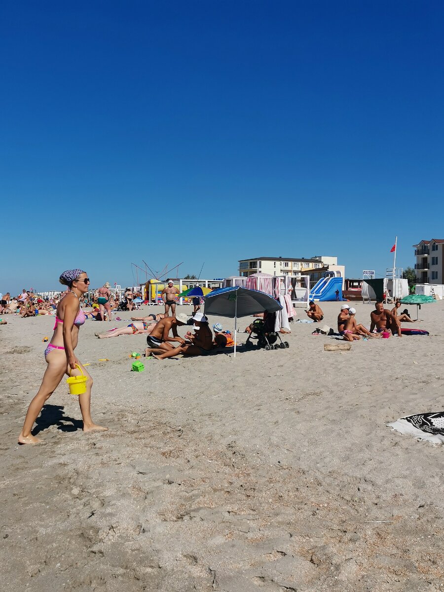 Центральный пляж в деревне Поповка, Крым 