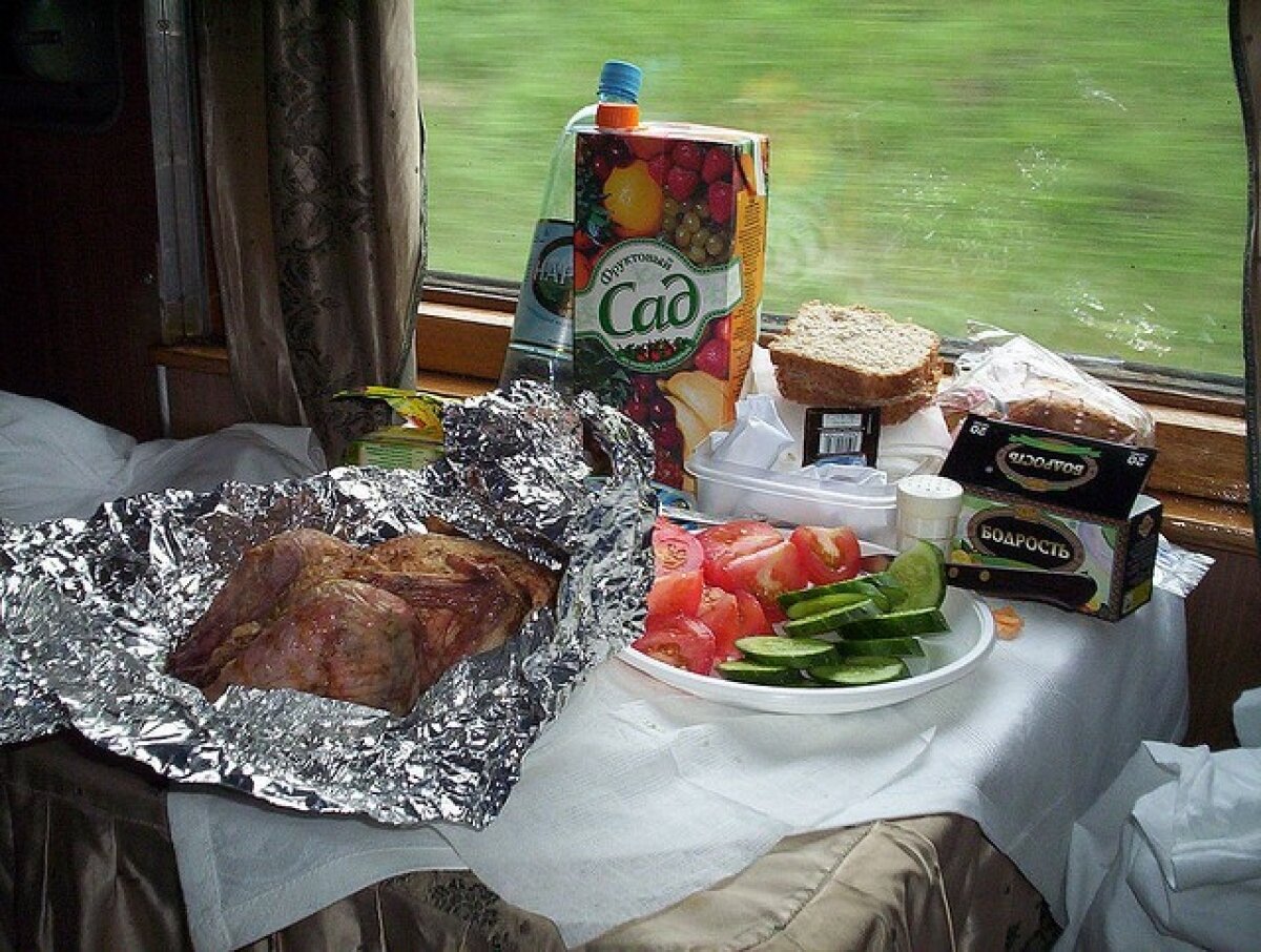 Можно в поезд брать нож. Еда в поезд. Обед в поезде. Еда в дорогу. Набор еды в поезд.