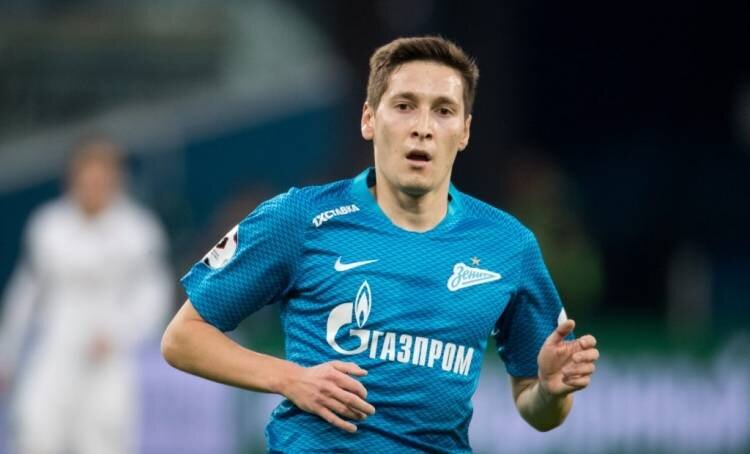 Полузащитник "Зенита" и сборной России по футболу Далер Кузяев 