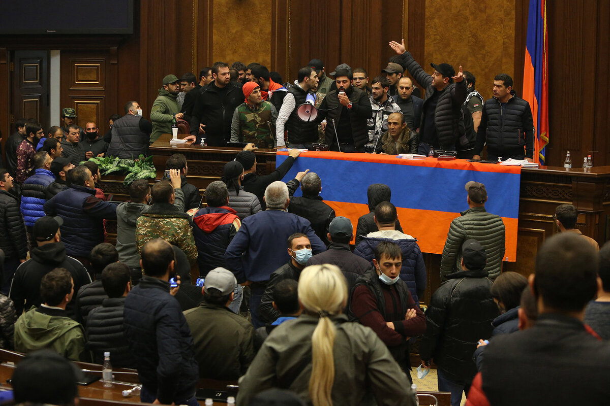 Протестующие ворвались в парламент Армении с требованием отмены мирного соглашения. Фото из открытых источников - Яндекс Картинки