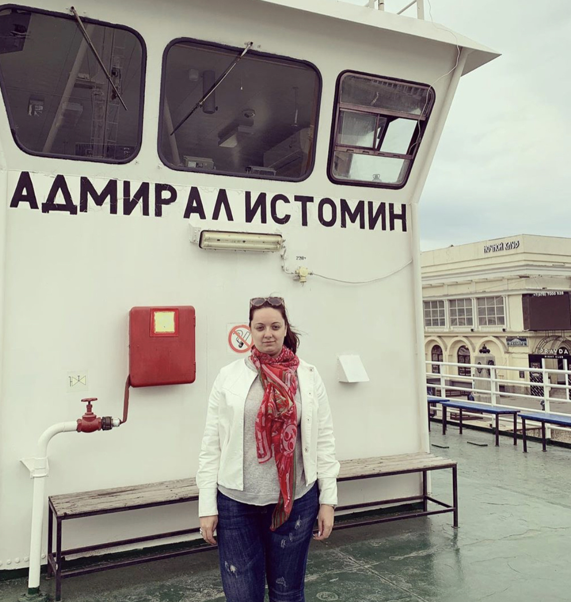 На пароме есть отделение для транспорта, открытая и закрытая палубы. 