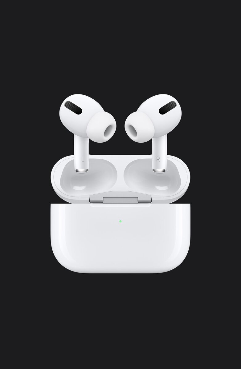 В Apple в очередной раз пошли навстречу веяниям рынка электроники. И если предыдущие AirPods выглядели некими ренегатами на фоне конкурентов, то Pro-версия выполнена вполне в русле тенденций индустрии. Новые наушники попросту появились на сайте Apple, без какой-либо презентации. В США они поступят в продажу уже 30 октября по цене в $250 (15,9 тыс. рублей). В российской рознице AirPods Pro появятся только в ноябре, но уже сейчас можно оформить предзаказ. Традиционно для Apple, устройство на нашем рынке будет продаваться по более высокой цене - 20,9 тыс. рублей.
Корпус
Pro-версия внешне сильно изменилась по сравнению с предшественниками. В Apple решили отойти от минимализма, доставшегося TWS-наушникам от проводных EarPods. Теперь к каждому наушнику прилагаются мягкие гибкие силиконовые вкладыши трех размеров, принимающие нужную форму в соответствии с геометрией уха юзера. Накладки дают дополнительную фиксацию и обеспечивают пассивное шумоподавление. Решение с силиконовыми затычками выглядит интересно, ведь на протяжении многих лет в Apple утверждали, что силиконовые накладки не нужны пользователям. Сам корпус наушников стал более массивным и изменил свою форму. Устройство сертифицировано по стандарту влагозащиты IPX4.
