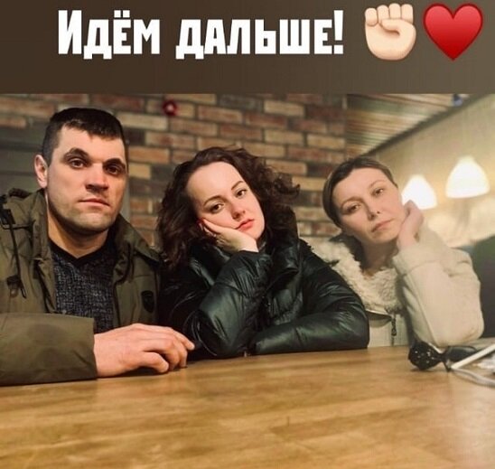 Слева направо: отец Влада Бахова Андрей Бахов, малаховская редакторша Валерия Ветрова, мать Влада Бахова Анастасия Фадеева, январь 2020 года.