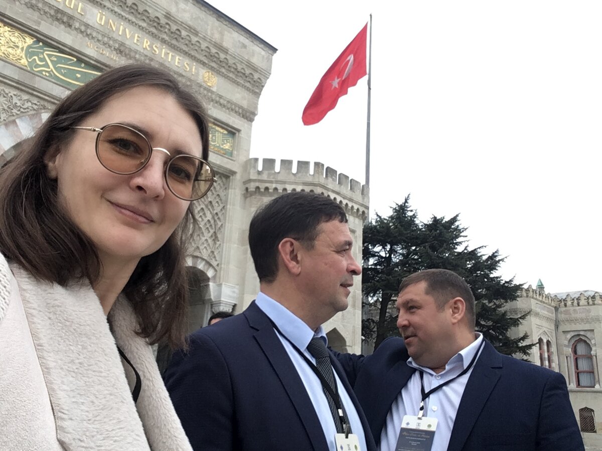 Я со своими коллегами. У главного здания Стамбульского университета. Фото мое. 