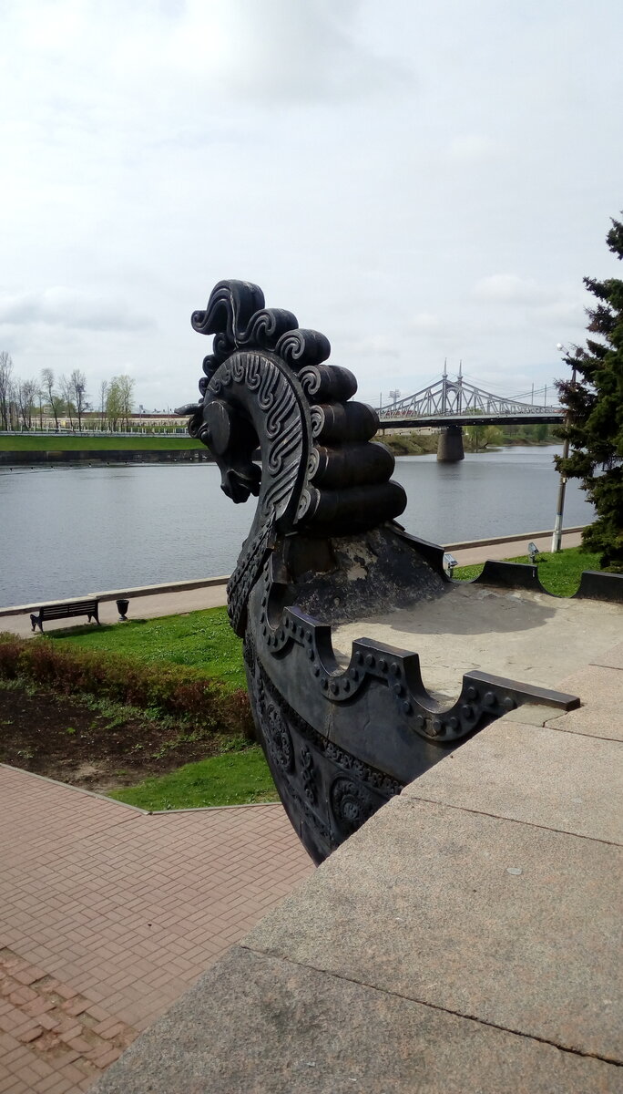 Постамент памятника Афанасию Никитину в Твери