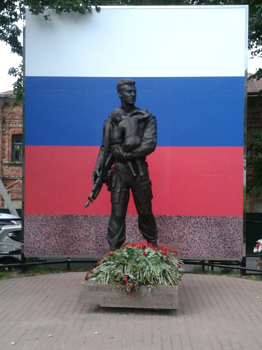Памятник «Бойцам спецназа – воинам России». 