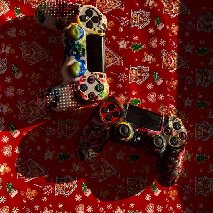 Прекрасная оберточная бумага от гипермаркета, спасибо за прекрасный фон для прекрасных геймпадов