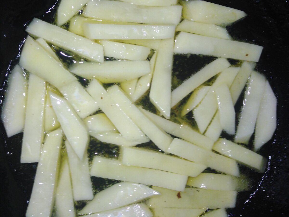 На фото масло покрывает почти половину толщины соломки.