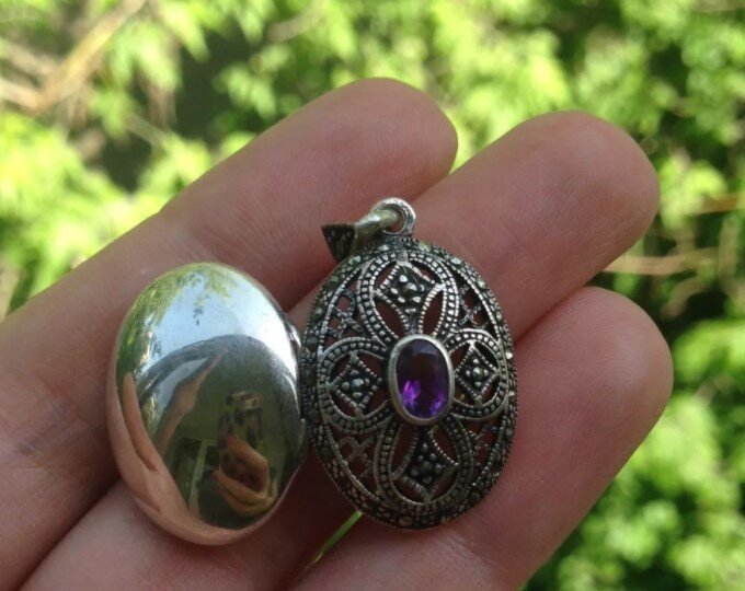 Медальон с вставленным с помощью корнеровой закрепки драгоценный камень