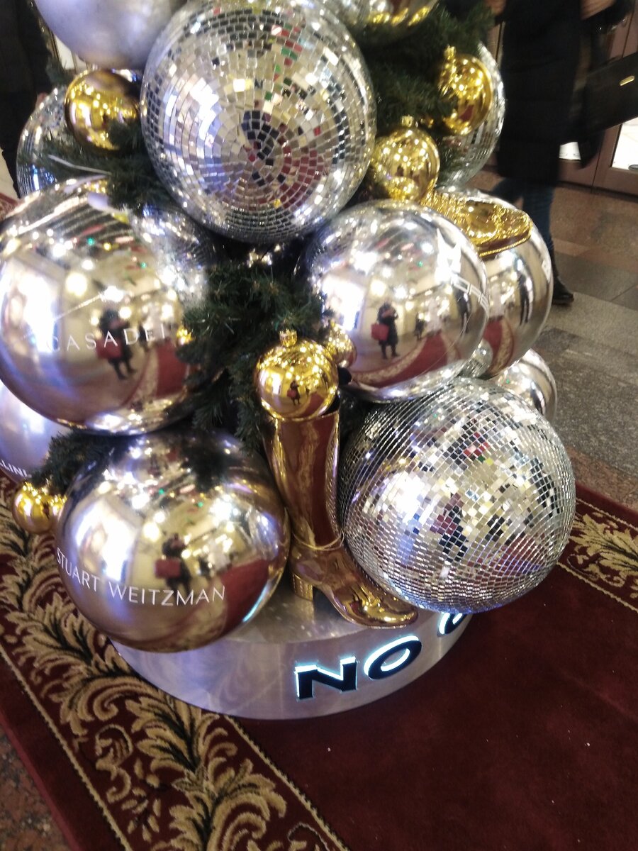 Елка  полностью из шаров