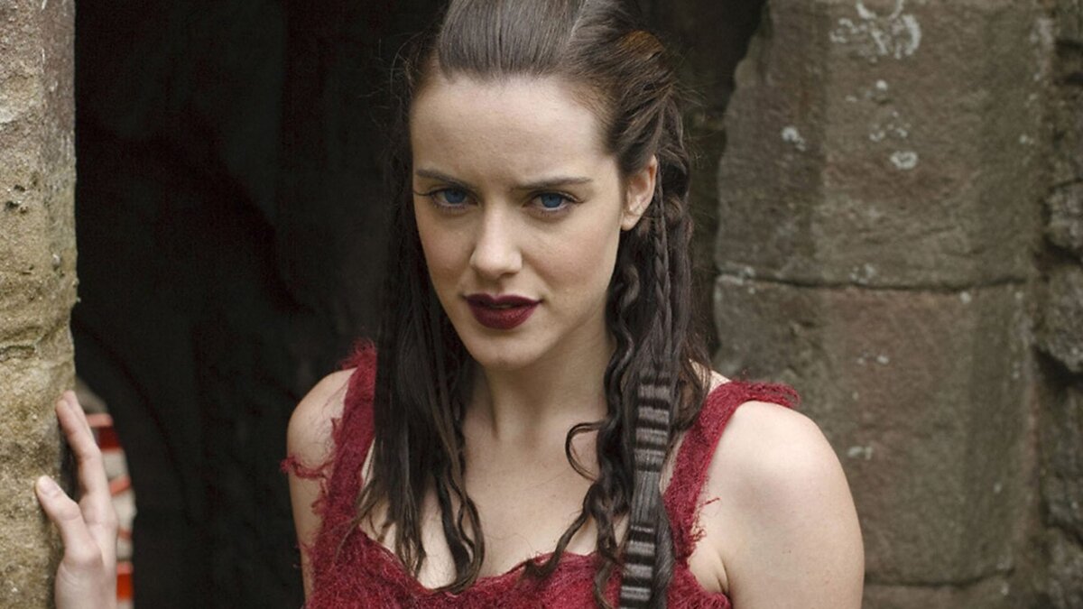 Вот достойная Нимуэ из сериала Мерлин . 