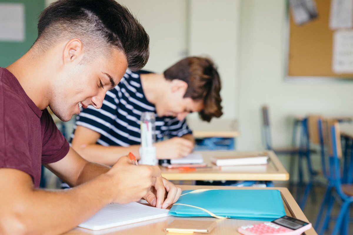 Скултест. Ученики сосредоточены. Classmates photo PNG. Classmates photo.