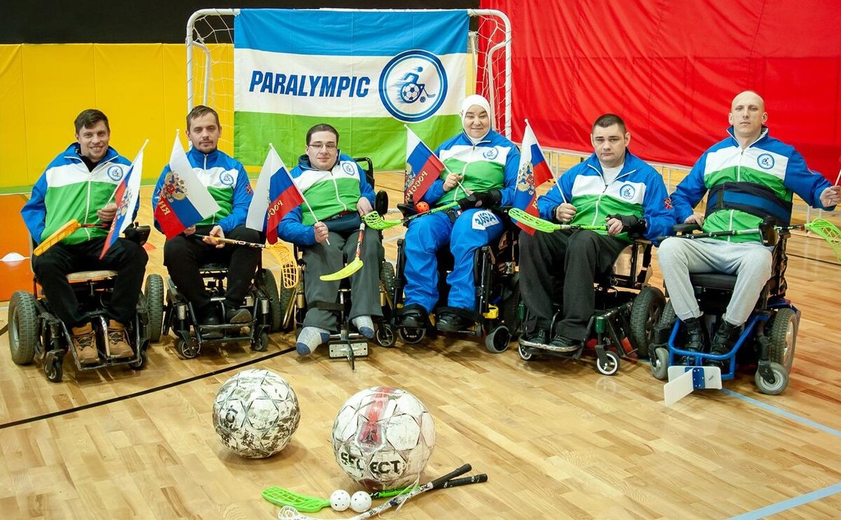 Команда по футболу и флорболу на электроколясках 