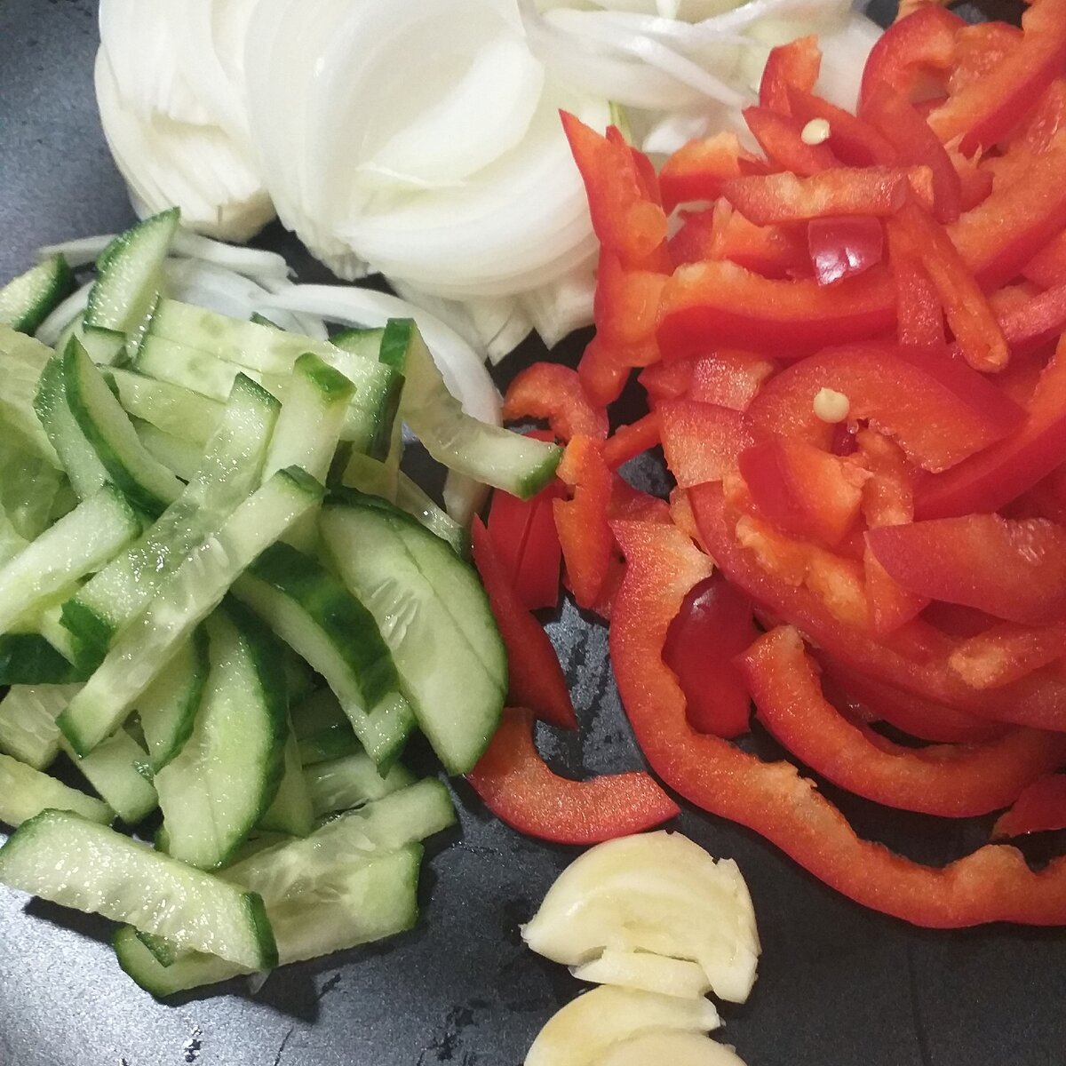 Нарезаем овощи