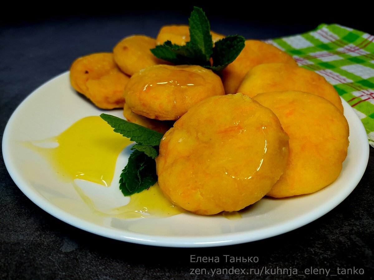 Сырнички вы наверняка и сами умеете делать, а вот такие морковнички я вам очень советую попробовать. Это рецепт моей дочи-невестки. Очень удобный рецепт — не нужно стоять и жарить: тесто готовлю с вечера, утром быстро формирую и ставлю в духовку. 