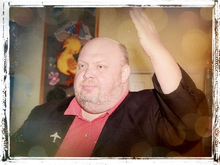 1990-е годы в российском шоубизнесе появилось немало колоритных персонажей. Ранее, в советские времена, подобным артистам путь на эстраду был попросту заказан. Одним из таких звёзд был певец, ведущий и артист Сергей Крылов.