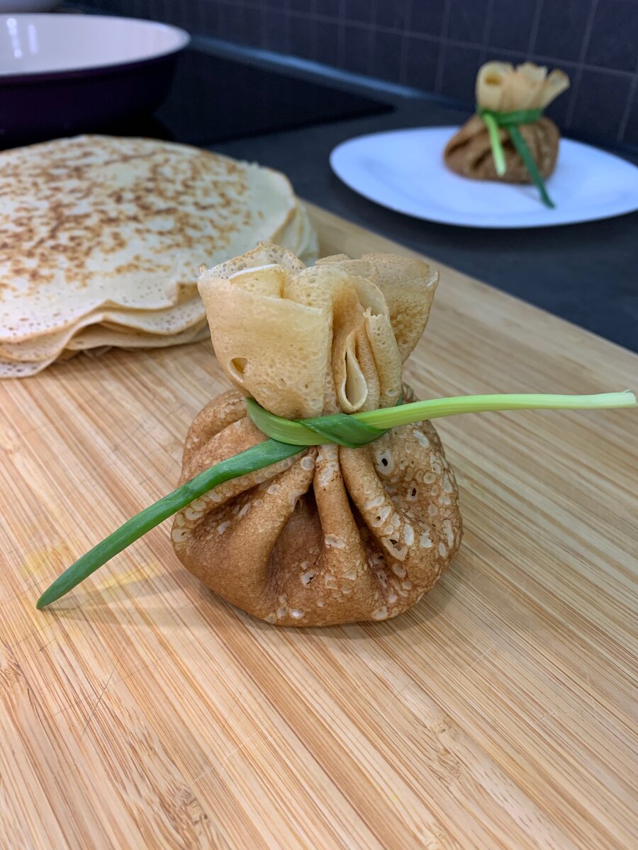 Блинные мешочки с курицей и грибами