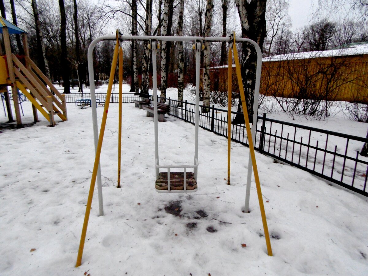 Детская площадка во дворе - это круто! Правда, детей в доме, судя по рассказам соседки, почти нет. Фото автора