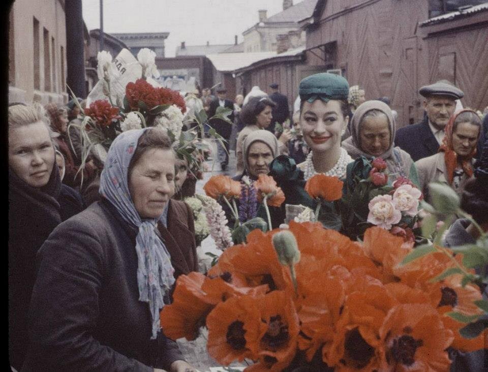 Блондинка слева совсем молодая, но одета как старушка. Тоже война виновата?