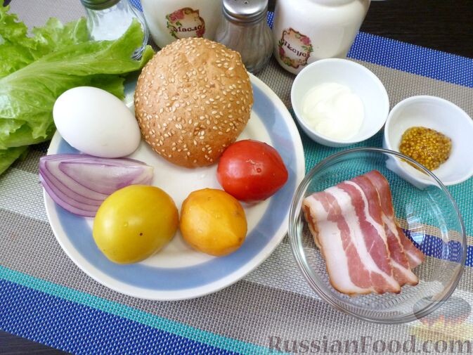 Подготовить продукты для салата с сухариками и беконом. Яйцо нужно сварить вкрутую (7-8 минут с момента кипения). Овощи помыть.
