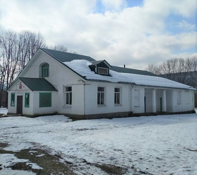 Зданию свыше 130 лет. Вполне вероятно что оно саманное! фото https://admkrai.krasnodar.ru/ 