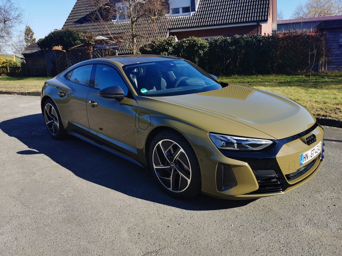 Audi RS e-tron GT. 598 л.с., 830 Нм, 250 км / ч VMAX, от 0 до 100 километров за 3,3 секунды.