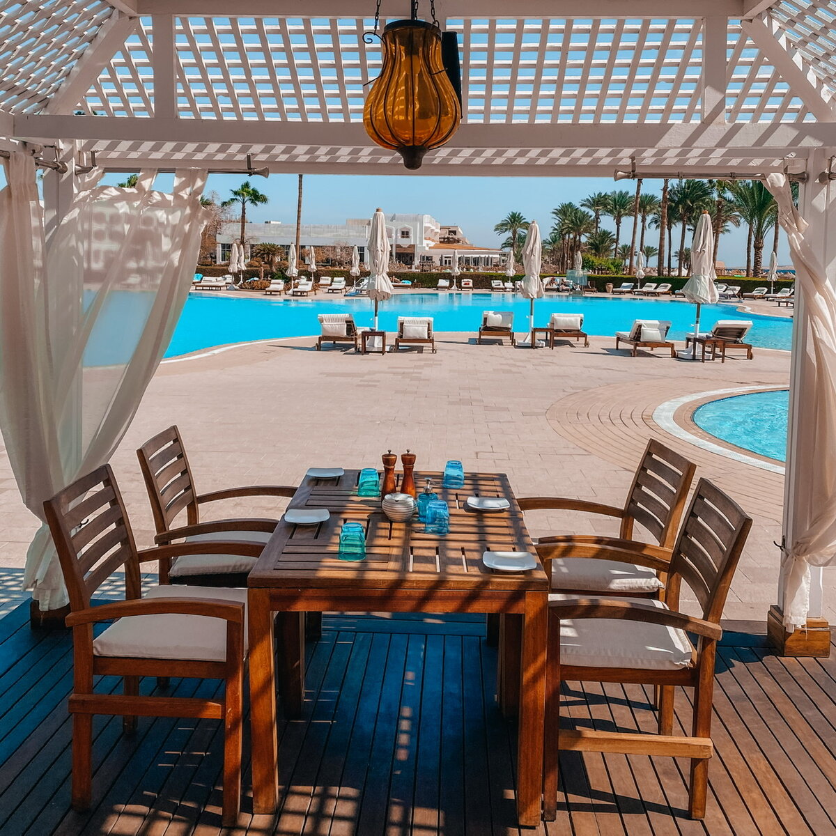 Вид на бассейн. Личное фото автора.