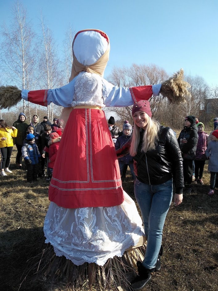 В этом году на Масленицу даже не пошли, настроения нет. А это прошлый год, было весело, водили хоровод, сжигали чучело...