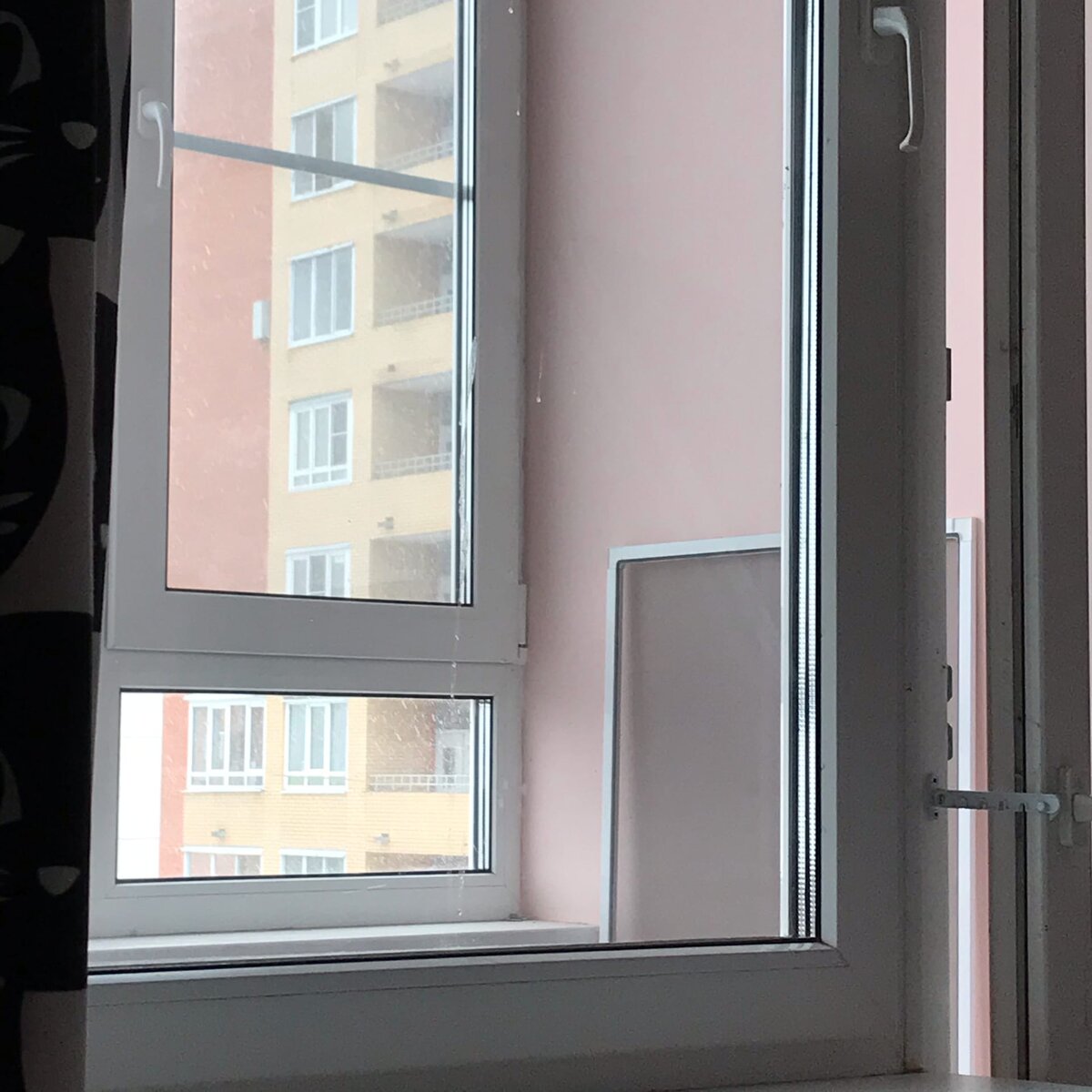 На календаре весна, а на улице идет снег.