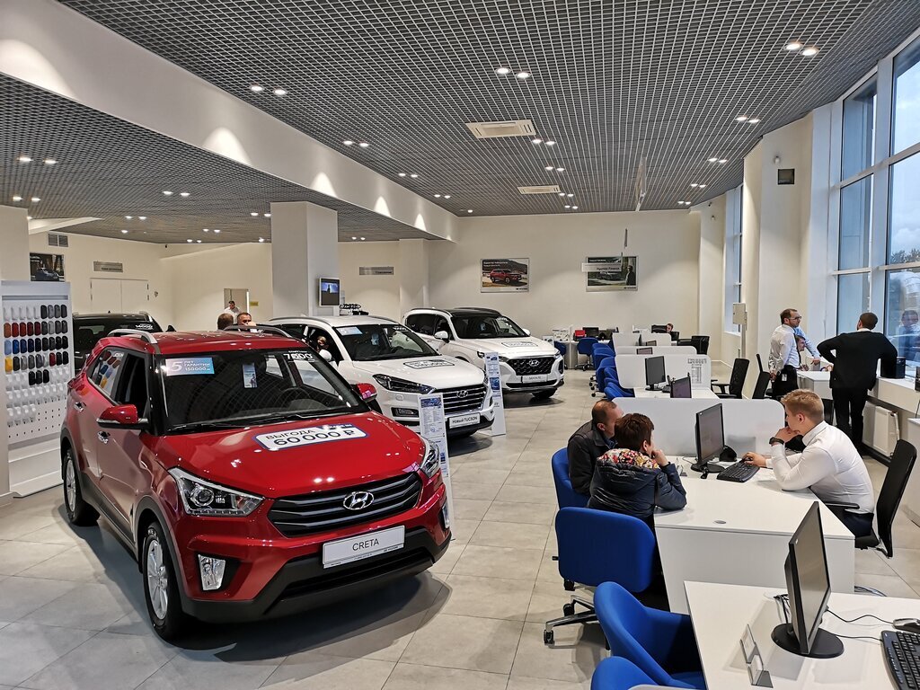 Дилера hyundai автомир. Автосалон. Машины в автосалоне. Автосалон новых авто. Новый автосалон.