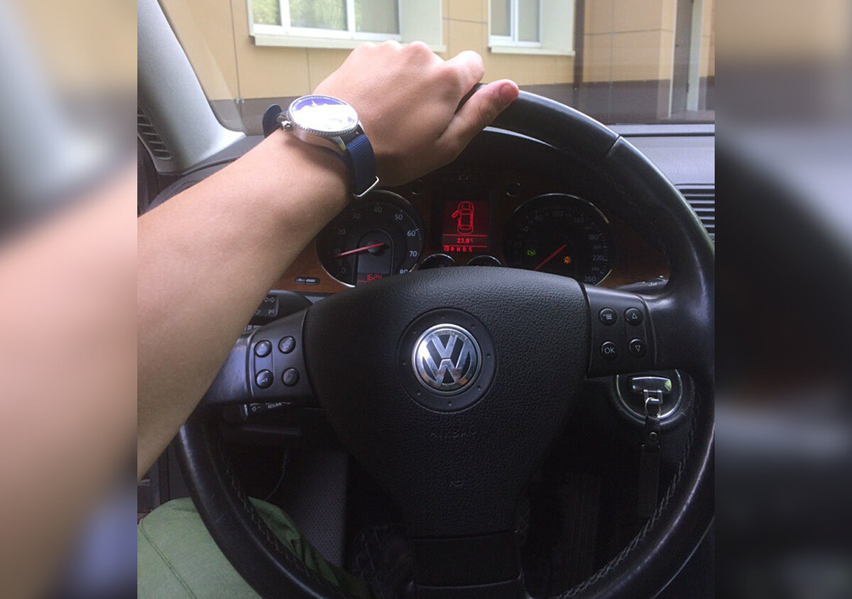 Мне было разрешено изучить машину поподробнее и я сел в салон