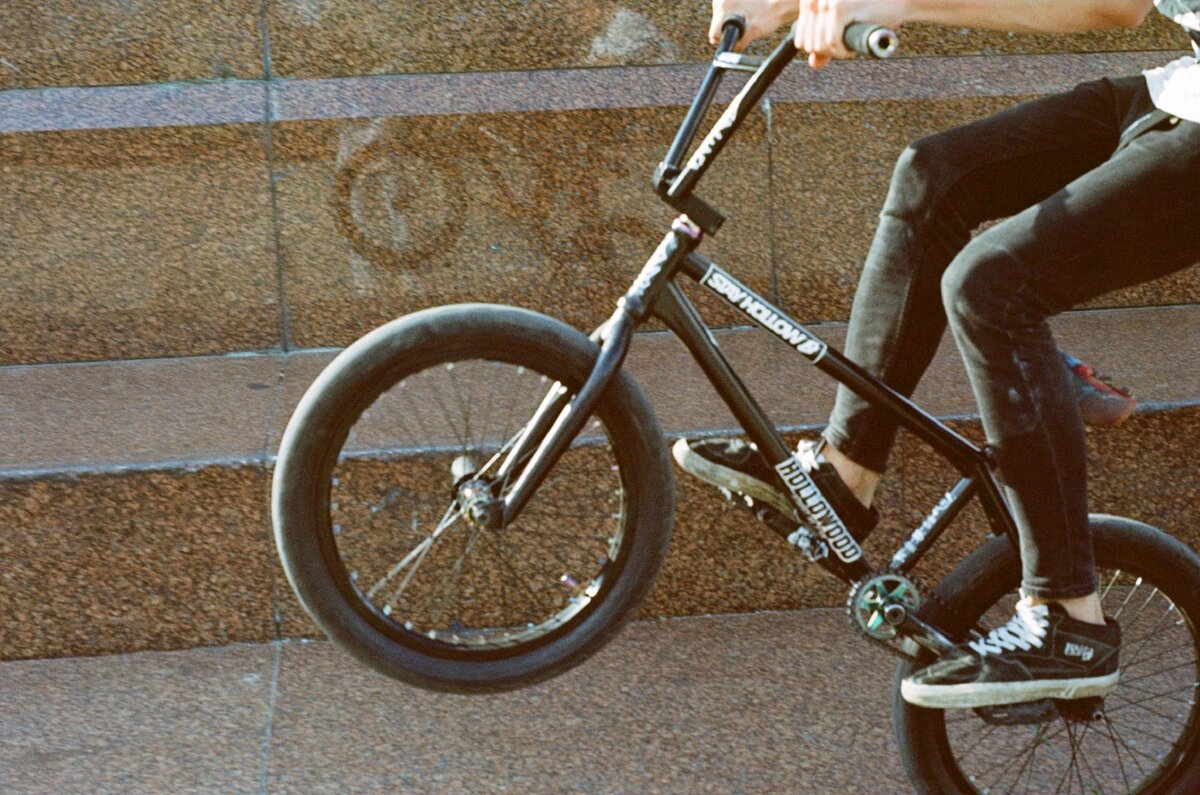 Райдер делает трюк мэнуал —   катание на заднем колесе Фото: Лариса Верченко