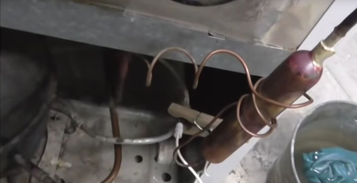 Фильтр осушитель, который при любом ремонте с заправкой х-ка, лучше заменить.