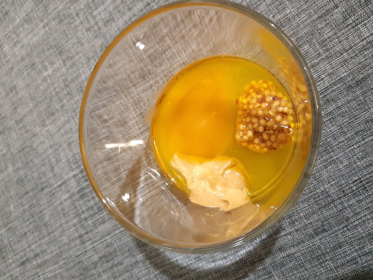 Если мёд густой, то его можно немного растопить, положив первым в горячий стакан.