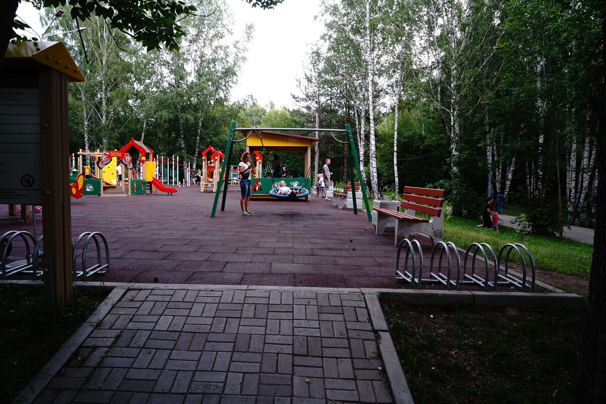 ПЛОЩАДКА ДЛЯ МОЛОДЫХ МАМ. ВСЁ ЖЕ, КАК ОРГАНИЧНО ВПИСАЛИСЬ ДЕТСКИЕ ГОРОДКИ В ГОРОДСКОЙ ЛАНДШАФТ.