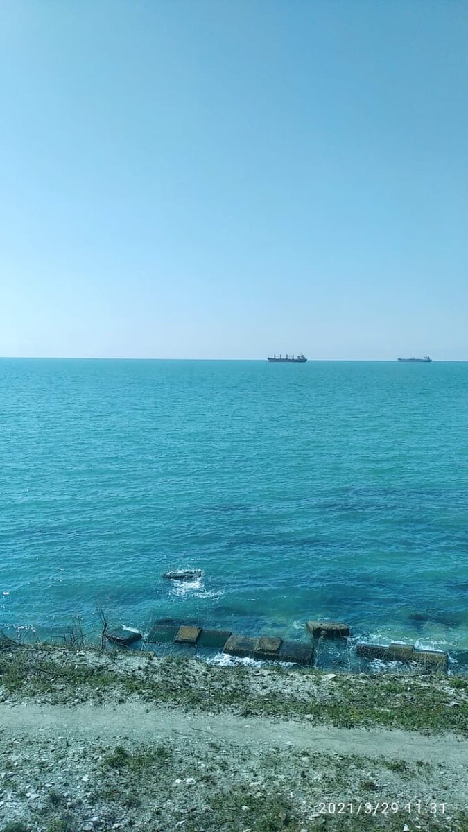Какой насыщенный цвет воды! Заманчиво... Турецкие сейнера продолжают вылавливать хамсу...