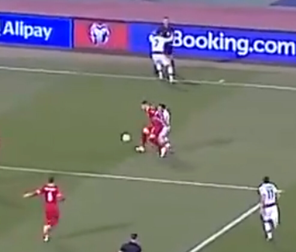 Рональду высказывает судье все что он думает по этому поводу.