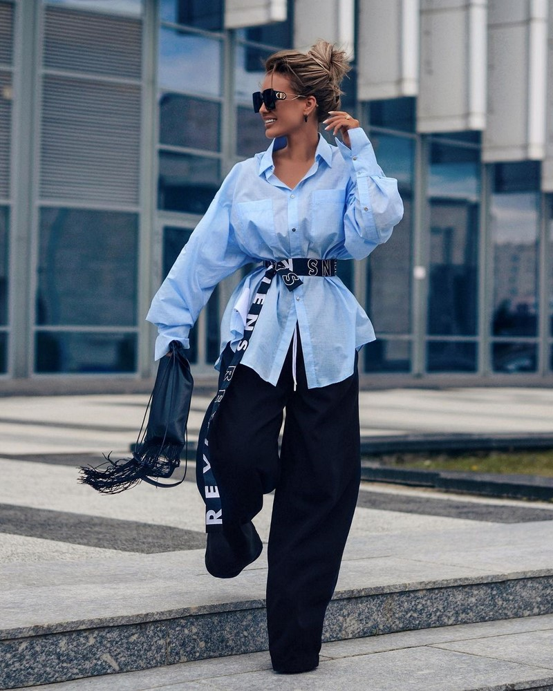 Рубашка мужская в тренде. Как модно носить рубашку. Мужская рубашка в женском гардеробе. Мужчина в рубашке. Модная клетчатая рубашка женская.