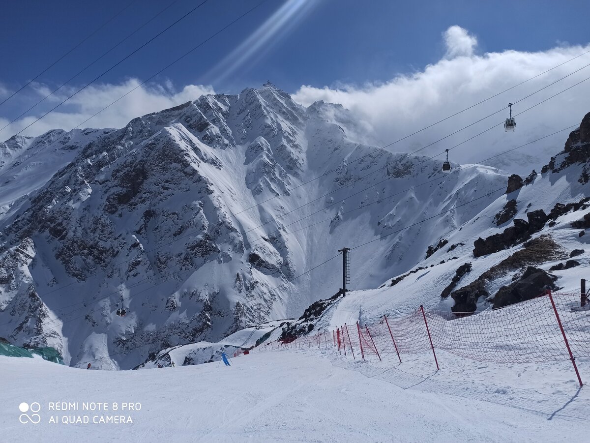 Донгуз-орун гора напротив Эльбруса , является частью главного Кавказского хребта.