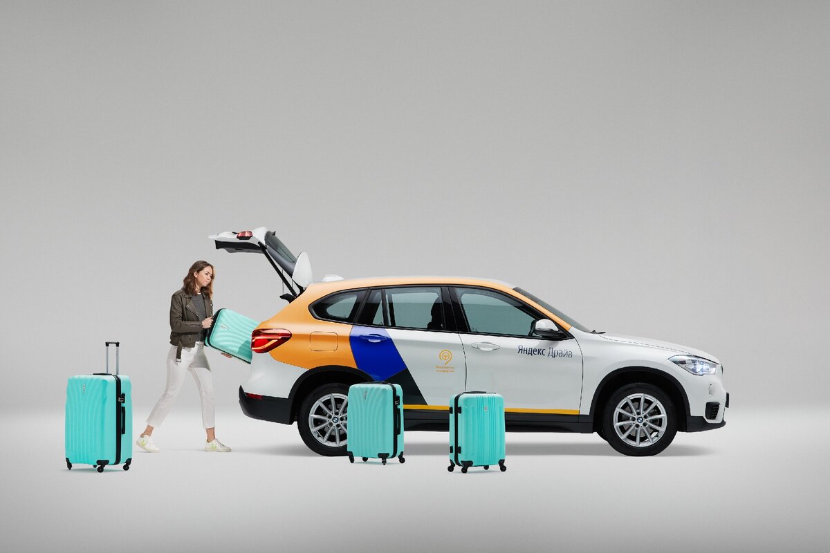 Сотрудница банка возвращается из командировки и берёт в аэропорту вместительный кроссовер