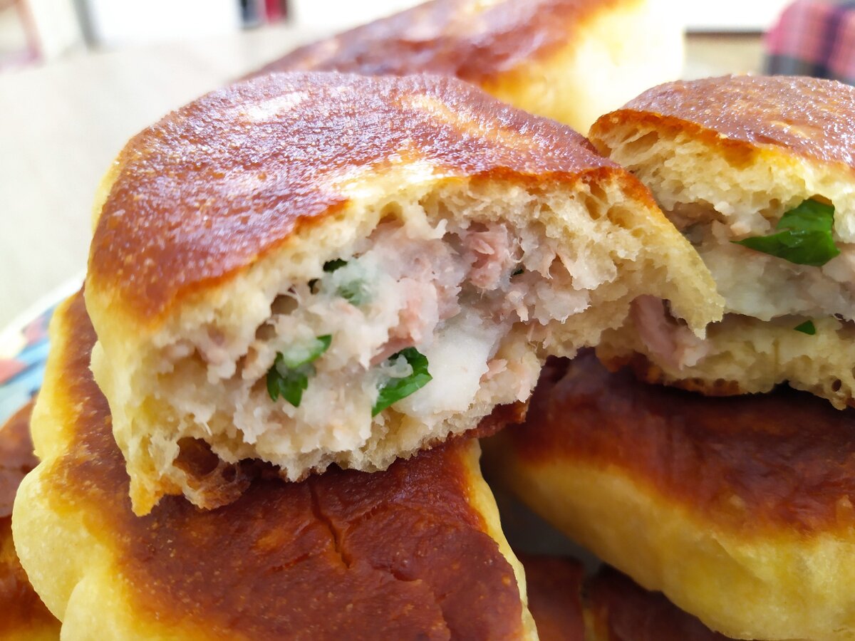 Начинки много и тесто воздушное, не расклеивается, не расползается.