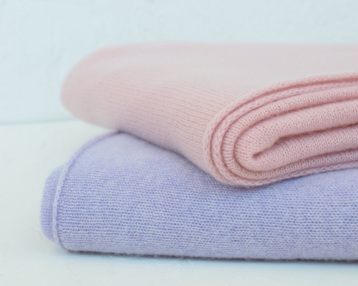 Розовый - Loro Piana Baby Cashmere 2/26, Сиреневый - Todd & Dunkan Cashmere 2/28
