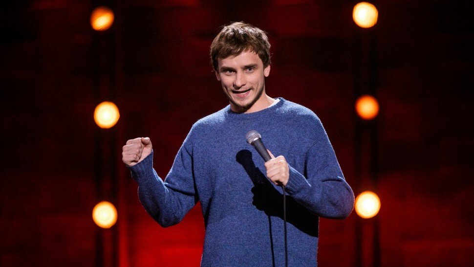 Василий — комик для комиков, один из главных застрельщиков и экспериментаторов внутри стендап-сообщества. Он всегда на шаг впереди. Иногда этот шаг слишком широк для публики, и она за ним не поспевает. А потому на пьедестале почета ему достается от нас третье место. 
В отличие от толпы стендаперов, мечтающих попасть на ТВ и потому изначально делающих «телевизионную» (читай: беззубую и не требующую цензуры) комедию, Медведев шутит в том числе и на вполне сложные и чувствительные для России темы. По иронии, не прогибаясь под стиль мимимишного стендапа, Медведев все равно был замечен и приглашен в проклятый ящик. Мораль из этого ты можешь вывести сам.