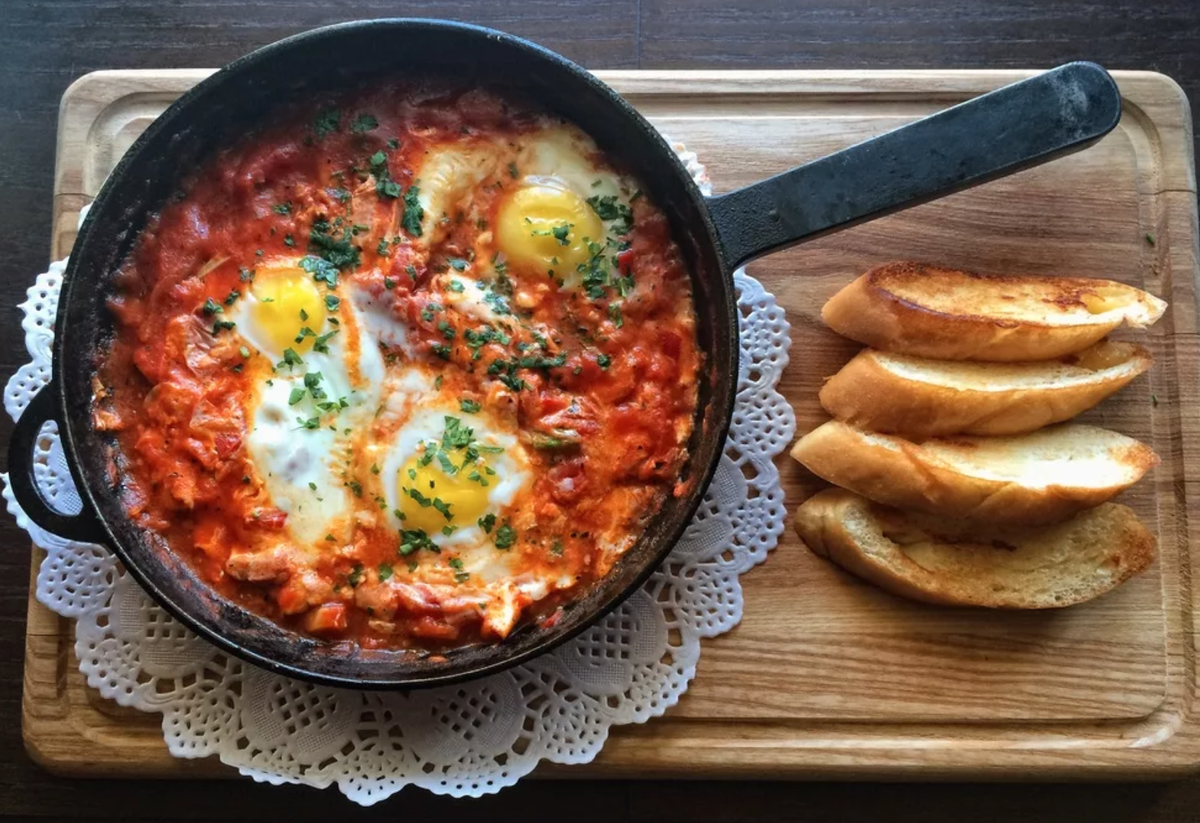 Шакшука израильская яичница. Шакшука Еврейская кухня. Шакшука Тунисская. Шакшука со страчателлой.