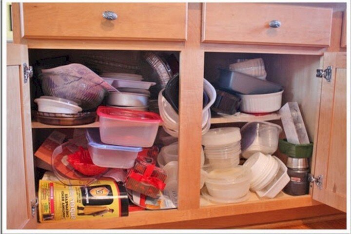 Склад контейнеров в шкафу