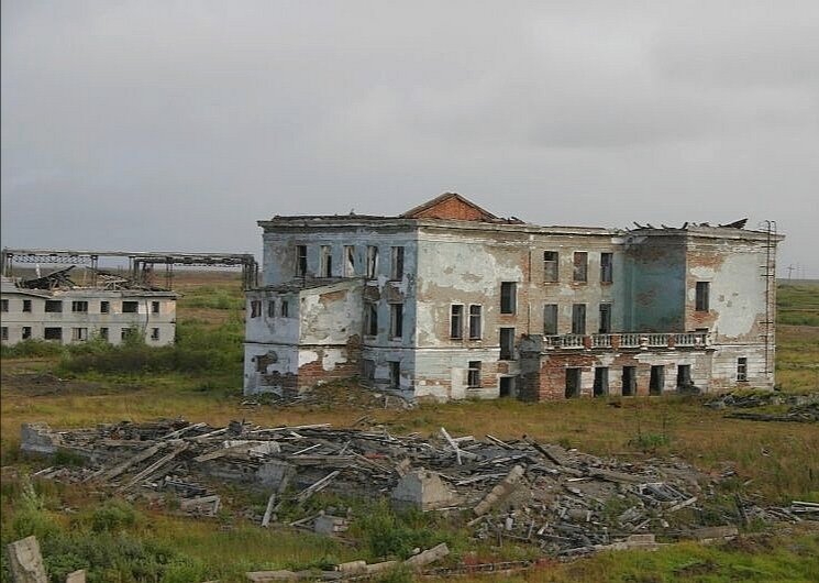 Заброшенные дома с поселке